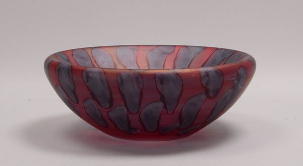 Designer-Glasschale, doppelwandiger Korpus, matt. rosaf. Glas mit Verläufen in Violett