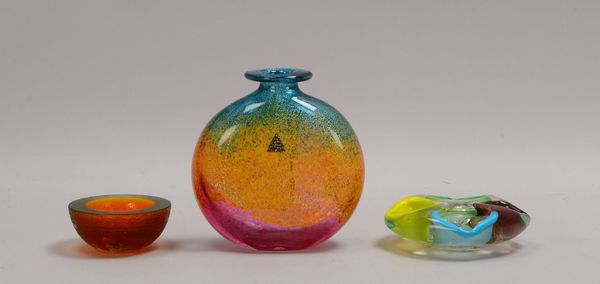 3 Künstler-Glasteile ('Phonecian Glass', u.a.); Höhe 17,3 cm, Ø 10 cm, und Ø 13,5 cm