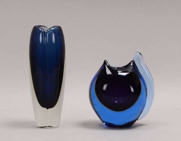 2 Designer-Glasvasen/1x sign., in Blau/Violett; 1x Höhe 21,5 cm, und 1x Höhe 16 cm