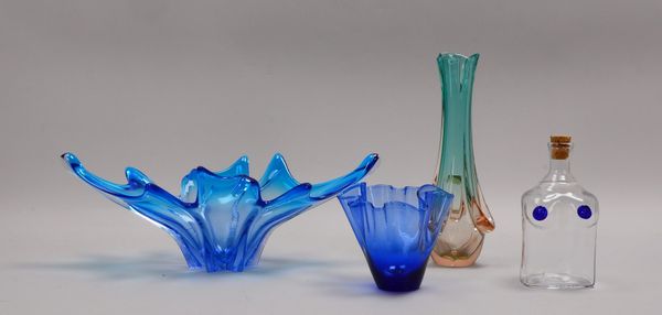 4 Sammler-Glasteile: 2x Vasen, 1 Schale und 1 Flasche; Höhe 13 cm - Höhe 29,5 cm