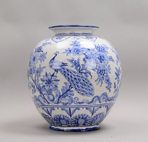 Bodenvase, Keramik, kugelförmig, blaue Unterglasurmalerei in Blau, mit Einsatz, sign.