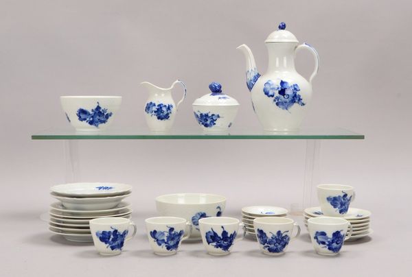 Royal Copenhagen, Mokkaservice für 6 Pers., mit Kanne, Zucker/Sahne, div. Schälchen