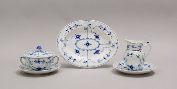 Royal Copenhagen, 5 Servierteile: Zucker und Sahne, Gebäckschale/oval, 2x Untertassen