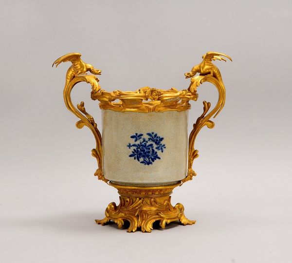 Cachepot, grauer Scherben, Cracquelé und Unterglasurmalerei, feuerverg. Bronze-Applik.