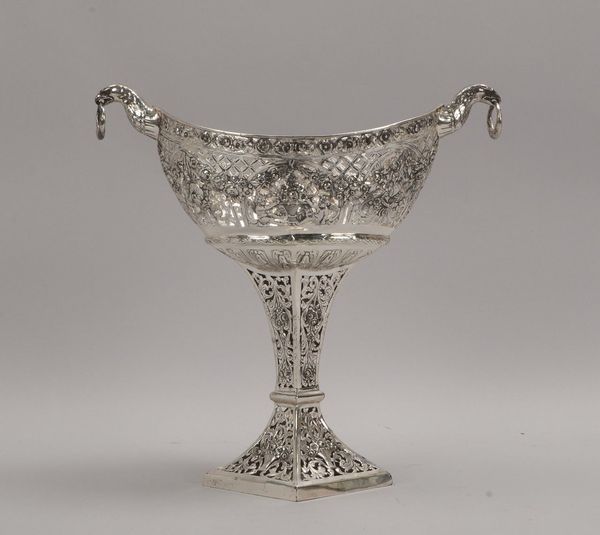 Tischaufsatz, 800 Silber, ovale Form, 2x 'Adlerkopf'-Handhaben, durchbr. Schale; 870 g