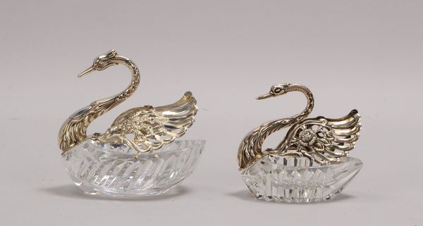2 figürl. Tischgefäße, Kristallglas mit Silbermont., 'Schwäne'; Höhe 10,5 cm/Höhe 12,5 cm