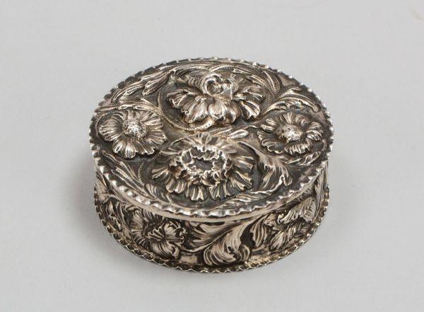 Deckeldose (um 1700-?), Silber (punz.), handgetriebenes florales Reliefdekor; Gew. 66 g