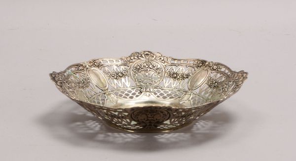 Korbschale, 835 Silber, rund, durchbr. Wandung mit floralem Reliefdekor; Gew. 250 g