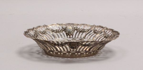 Korbschale, 835 Silber, oval., durchbr. Wandung mit floralem Reliefdekor; Gew. 208 g