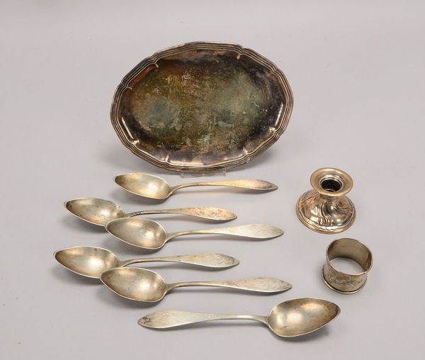 Silberteile: 1 Tablett, 6x Löffel, 1 Serviettenring, 1 Kerzenleuchter; Gew. 496 g