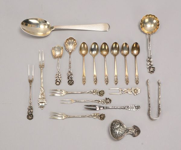 Kl. Tafelsilber-Konvolut, unterschied. Silbergehalte, Löffel und Gabeln; Gew. 305 g