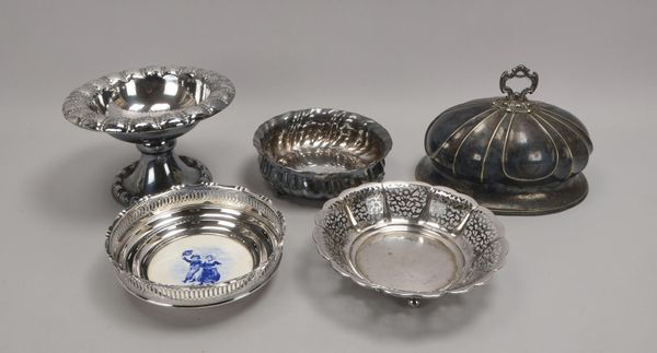 5 Tischgefäße, versilbert: 3x Schalen, 1 Tischaufsatz, 1 Glosche/Servierglocke