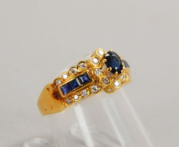 Ring, 750 GG (gest.), mit Saphirbesatz im Oval-/Carréschliff, und 24x Brill; RG 54. Gew. 3,50 g