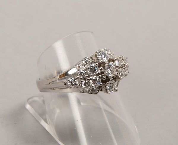Ring, 585 WG (gest.), mit 21-fachem Brillantbesatz/zus. ca. 0,80 ct; RG 57, Gew. 5 g