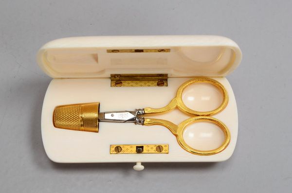 Näh-Necessaire, Schere und Fingerhut jeweils in 18 kt Gold, in Bein-Etui