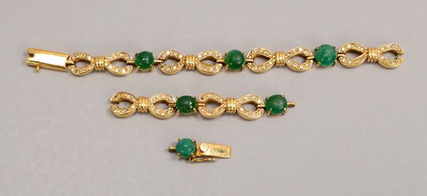 Armband, 750 GG (gest.) schleifenf. Glieder, 96x Diam./6x Smaragdcabochons