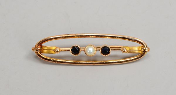 Brosche, 585 GG, mit Perle und 2-fachem Granatbesatz; Länge 4,5 cm, Gew. 6,30 g