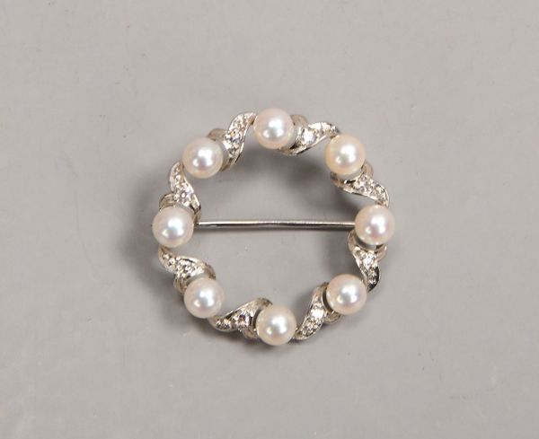 Brosche, 750 WG (gest.), runde Form, mit Perlen und Diamanten; Gew. 5,10 g