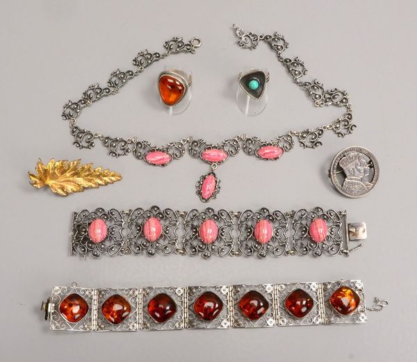 Silberschmuck, untersch. Teile/Ausf., teils mit Bernstein/teilsmit Rhodochrosit