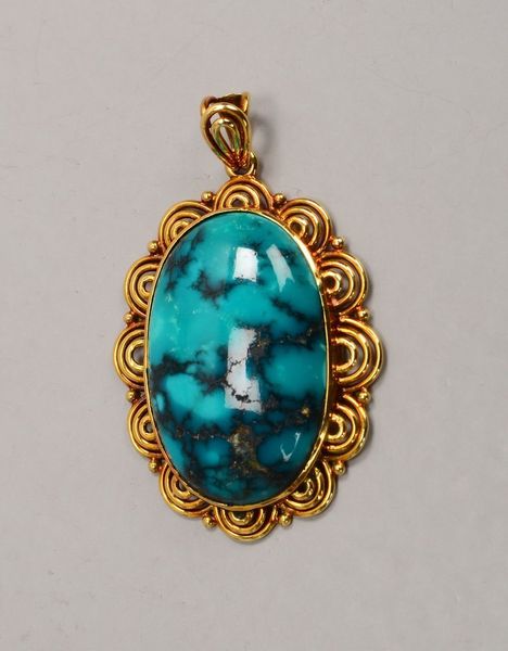 Anhänger, 585 GG (gest.), mit Türkiscabochon; Maße 3 x 3,7 cm, Gew. 11,80 g