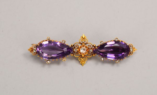 Brosche, 750 GG (gepr.), mit 2x Amethysten und Diamantrosen; Gew. 10 g