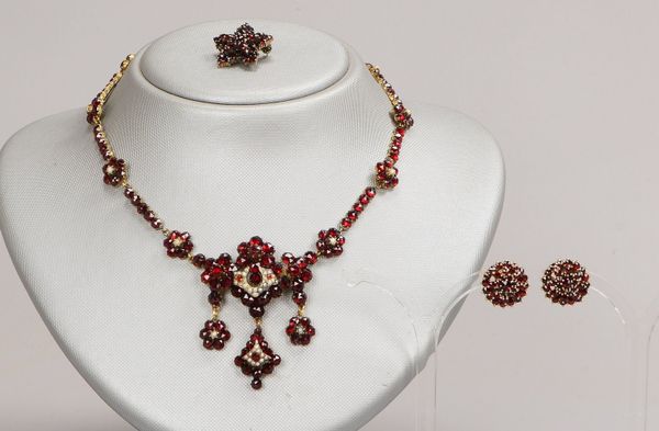 Kleines Granatschmuck-Konvolut, 3 Teile: Collier, Brosche, und Paar Ohrstecker