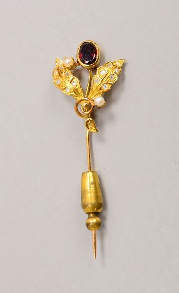 Anstecknadel, 750 GG (gest.), mit Granat, Perlen und Diamantspl.; Gew. 2,70 g