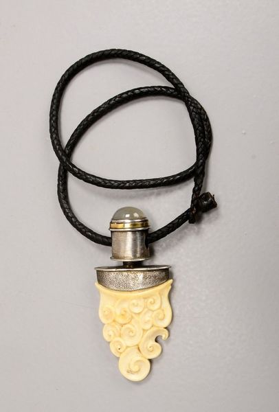 Lars Jensen, geschn. Bein-Anh. mit Mondstein in Silber-Fassung/teils Gold, an Lederband