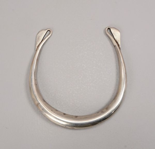 Ethnoschmuck, handgetriebener Silber-Halsreif; Innenmaße ca. 13 x 13 cm, Gew. 175 g