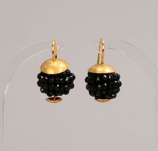 Juwelier Tito, Paar Ohrhänger, 750 Gold, mit Onyxbesatz, Gestaltung in Brombeerenform