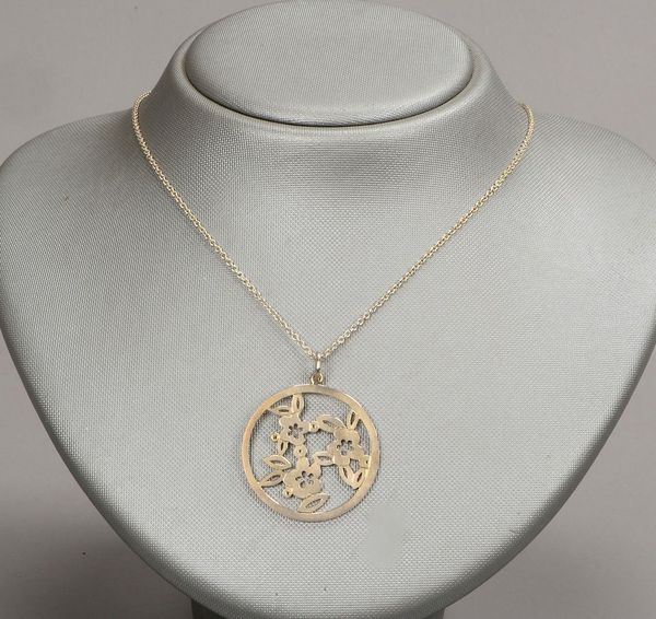 Dorte Peymann, Silberkette mit floral durchbr. Anhänger; Anh. Ø 3 cm, Länge Kette 80 cm