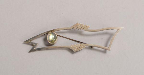 Claudia Ose, Designer-Brosche, 'Haifisch', mit einzelnem Labradorit(?)-Cabochon