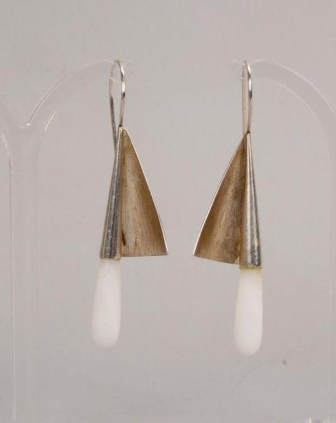 Claudia Ose, Paar Ohrhänger, Silber, mit facettierten Weißopal(?)-Pampeln; Länge 6,5 cm