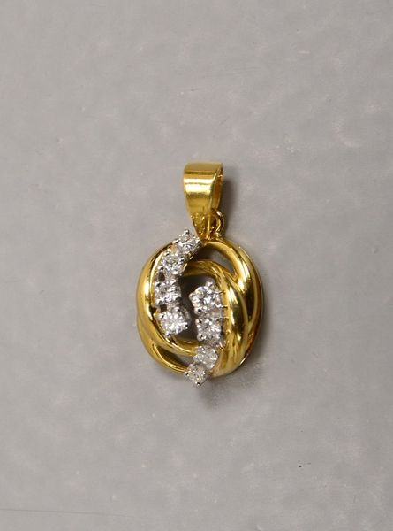 Anhänger, 585 GG (gest.), mit 8x kleinen Brillanten; Länge/ohne Öse: 1,7 cm, Gew. 3,60 g