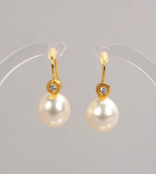 Paar Ohrhänger, 750 GG (gest.), mit Zuchtperle/Ø 10 mm und kl. Brill./zus. ca. 0,14 ct