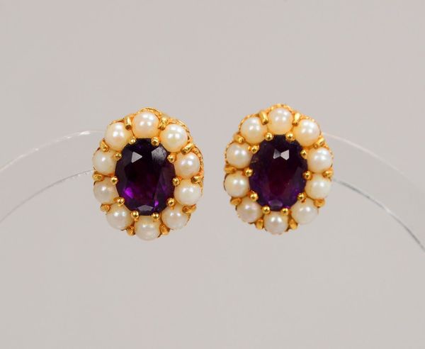 Paar Ohrstecker, 750 GG (gepr.), mit Amethyst und Saatperlen; Maße 11 x 13 mm