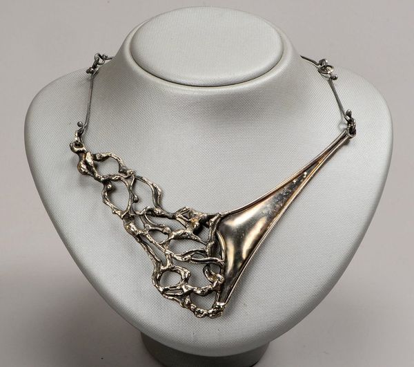 Collier, Silber, Mittelteil partiell durchbrochen gearbeitet; Länge 65 cm, Gew. 39 g