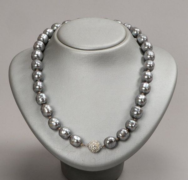 Perlenkette, graue Perlen, Maße/oval: 12 x 13 mm, einzeln geknotet, mit Kugelschließe