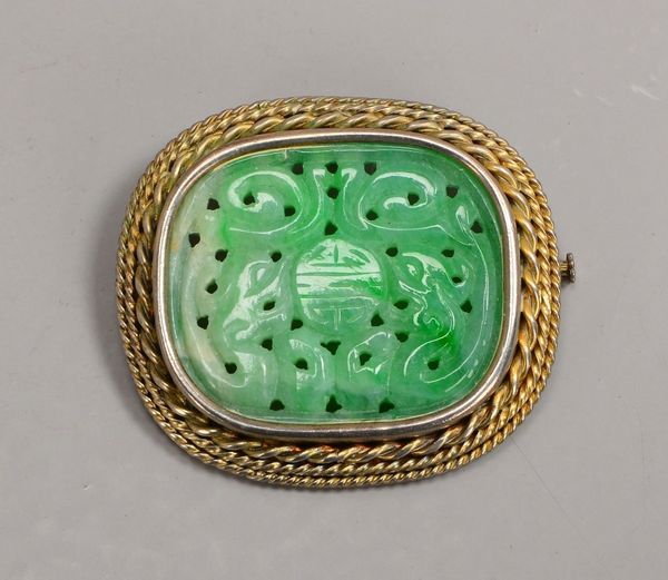 Brosche/Anhänger, Metallfassung, mit durchbrochener Jadeplatte; Maße 4 x 4,5 cm