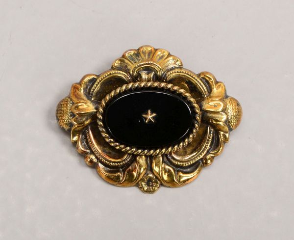 Brosche (Biedermeier), Schaumgold, mit Onyxbesatz; Maße 3 x 3,8 cm