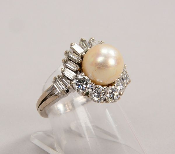 Ring, 585 WG, mit Akoya-Perle, 6x Brill. und 12x Diam./zus. ca. 2,06 ct; Gew. 10,36 g