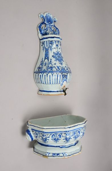Antikes Lavabo, Fayence mit blauer Unterglasurmalerei - restauriert/neu befestigt
