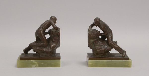Zach, Bruno, Paar Bronzeskulpturen - als Buchstützen, jeweils auf Onyx-Sockel; Höhe 15 cm