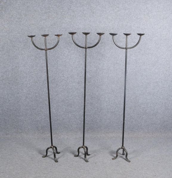 Einzelner Stand-Kerzenleuchter, Eisen, 3-fl., mit schlankem Schaft; Höhe 137 cm