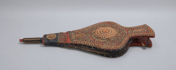 Kamin-Blasebalg (Spanien), landestypischem ornamentalem Dekor; Länge 80 cm