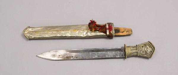 Zeremoniendolch (wohl Nepal), Eisenklinge, handgetr. Blech-Griff und Scheide/figürl. Gest.