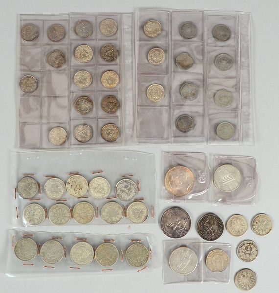 Münzsammlung ('Deutsches Reich), 1874 - 1935, 44x 'Mark'/'RM'; dazu 3x estn. 'Kronen'