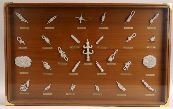 Maritime Knotentafel, 27x Kn., hinter Glas - im Holzkasten; Höhe 57 cm, Breite 89,5 cm