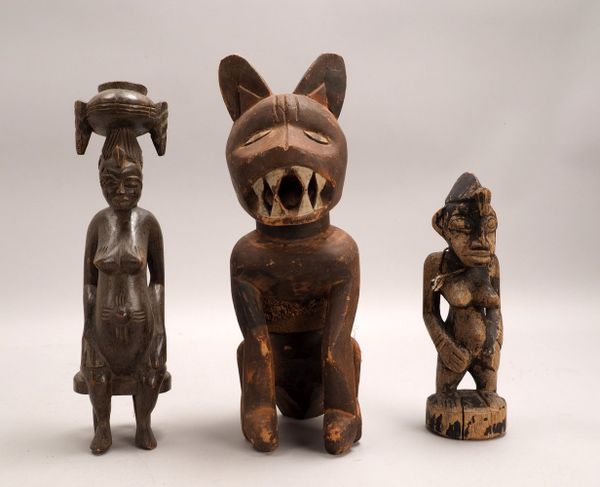 3 Holzfiguren (Afrika - Dogon/Mali, u.a.), antik, versch. Ausf.: 2x 'Frauen', 1x 'Raubtier'