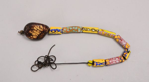 8 antike 'Millefiori'-Beads, auf Schnur; Gesamtlänge Perlen: 26 cm (3x kl. Fehlst.)
